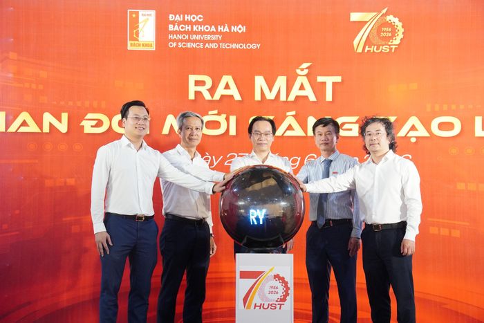Bộ trưởng Bộ GD-ĐT Hoàng Minh Sơn cùng các đại biểu thực hiện nghi thức ra mắt không gian Đổi mới sáng tạo liên ngành.