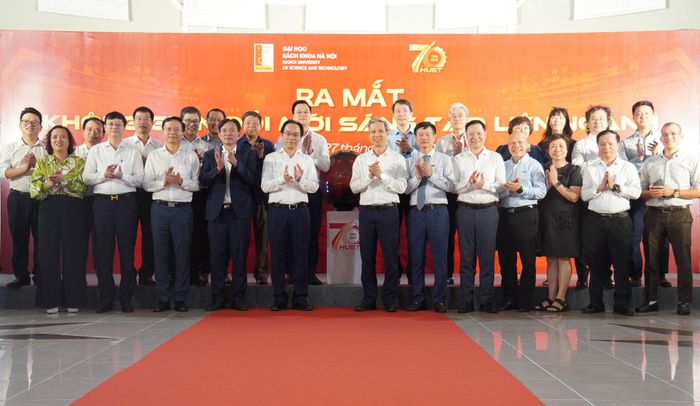 Các đại biểu chụp ảnh lưu niệm.