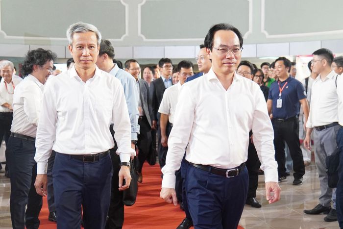 Bộ trưởng Bộ GD-ĐT Hoàng Minh Sơn tham quan gian hàng Đổi mới sáng tạo liên ngành của Đại học Bách khoa Hà Nội.