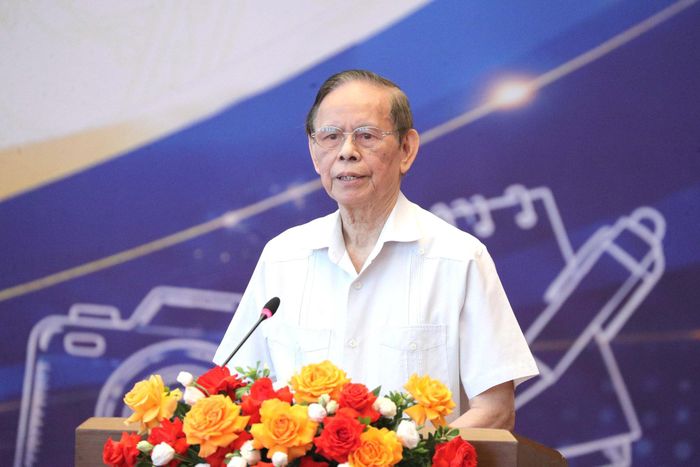 PGS. TS. Nguyễn Hồng Vinh - nguyên Chủ tịch Hội Nhà báo Việt Nam, nguyên Tổng Biên tập Báo Nhân dân, Đại biểu Quốc hội khóa X và XI nhấn mạnh, báo chí trong kỷ nguyên mới phải phát huy mạnh vai trò là cầu nối giữa Quốc hội và các tầng lớp nhân dân. Ảnh: Hồ Long