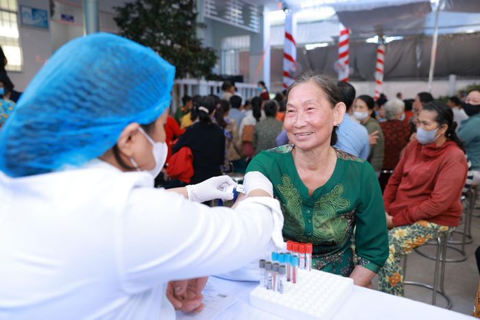 Bác sĩ khám bệnh chuyên sâu và phát thuốc miễn phí cho người dân Xã Thạnh Xuân.