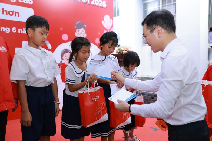 Trao 10 suất học bổng cho học sinh có hoàn cảnh khó khăn, 10 phần quà cho các gia đình chính sách, gia đình khó khăn tại địa phương.
