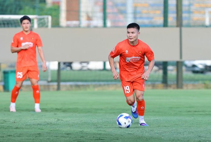 Tiền vệ Quang Hải được ban huấn luyện trao tấm băng đội trưởng ở đợt tập trung lần này. Ảnh: VFF