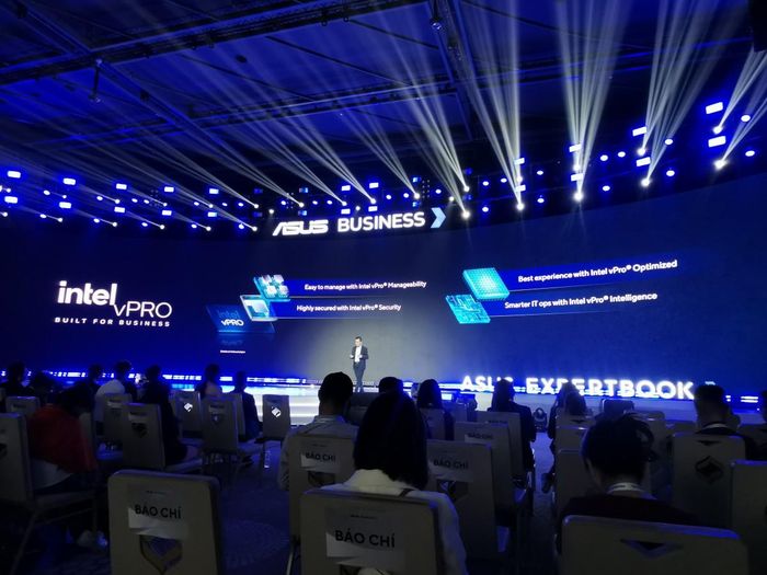 Ông Phùng Việt Thắng, Giám đốc Quốc gia Việt Nam tại Tập đoàn Intel, chia sẻ về xu hướng AI và nền tảng công nghệ Intel vPro. Ảnh: Ngọc Linh