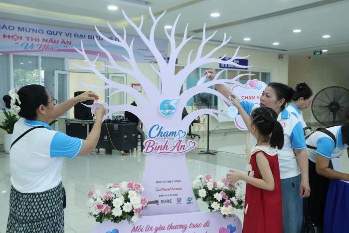 Người tham dự viết lời yêu thương gắn 1 điểm Chạm bình an tại buổi lễ.