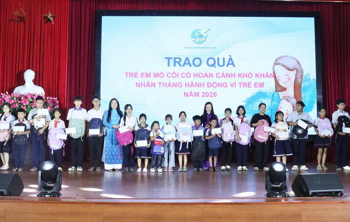 Bà Nguyễn Thị Thu Hiền (áo dài tím), Phó Chủ tịch Hội LHPN Việt Nam trao quà cho các em học sinh có hoàn cảnh khó khăn nhân Tháng hành động vì trẻ em năm 2026.