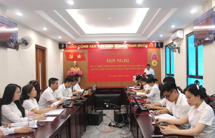 Toàn cảnh hội nghị.