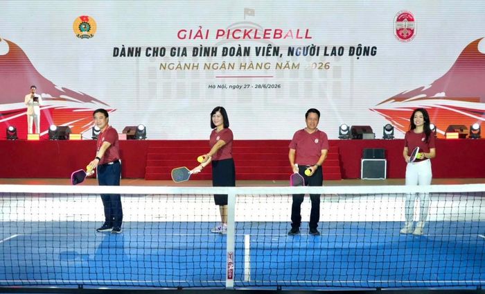 Các đại biểu thực hiện nghi thức phát bóng khai mạc