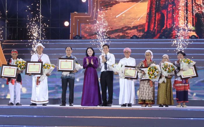 Thứ trưởng Bộ VHTT&amp;DL Trịnh Thị Thủy trao bằng khen cho các nghệ nhân tiêu biểu người Chăm.