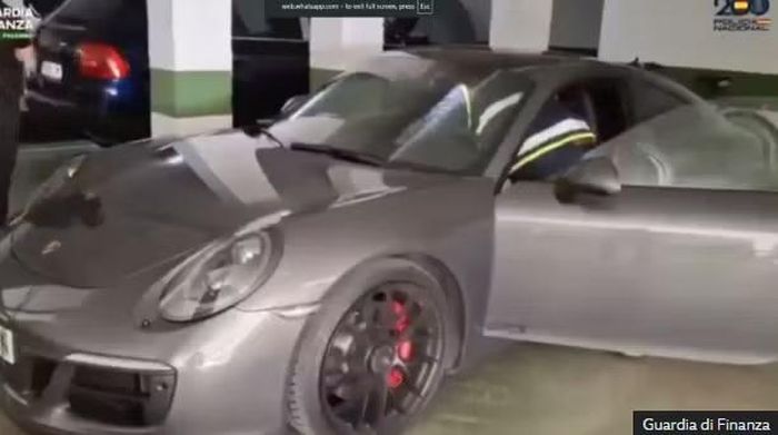 Một siêu xe bị tịch thu trong chiến dịch đột kích loạt biệt thự của trùm mafia