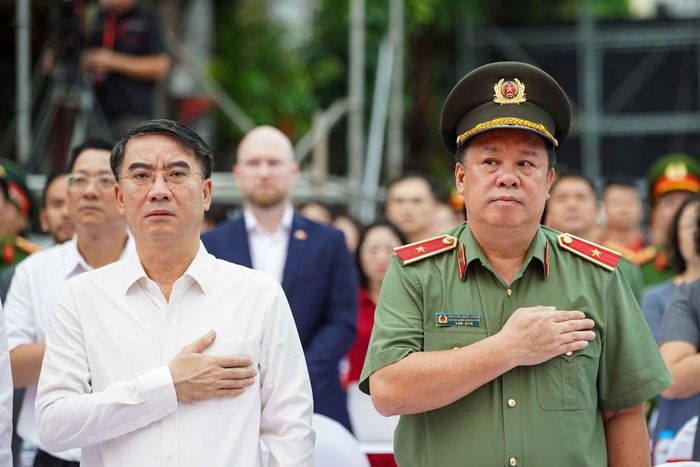 Các đại biểu dự Lễ mít tinh thực hiện nghi thức tưởng niệm các nạn nhân tử vong do ma túy, cán bộ hy sinh trong đấu tranh phòng, chống ma túy và những gia đình chịu hậu quả do ma túy gây ra.