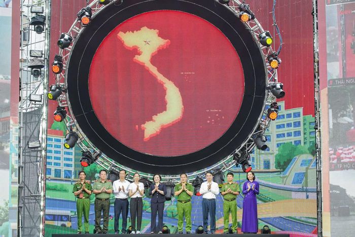Các đại biểu chính thức phát động phong trào "Chung một quyết tâm xây dựng xã, phường, đặc khu không ma túy".