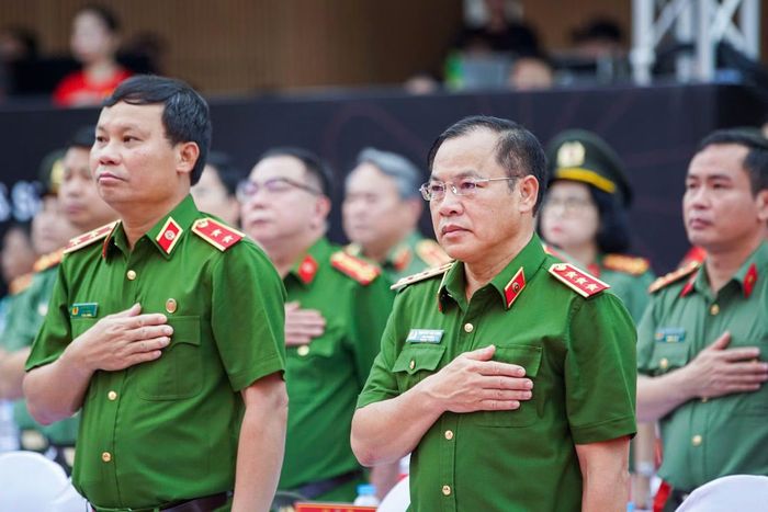 Thứ trưởng Nguyễn Văn Long và các đại biểu thực hiện nghi thức tưởng niệm các nạn nhân tử vong do ma túy, cán bộ hy sinh trong đấu tranh phòng, chống ma túy và những gia đình chịu hậu quả do ma túy gây ra.