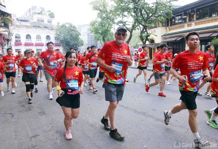 Du khách quốc tế tham gia giải chạy bên hồ Hoàn Kiếm.