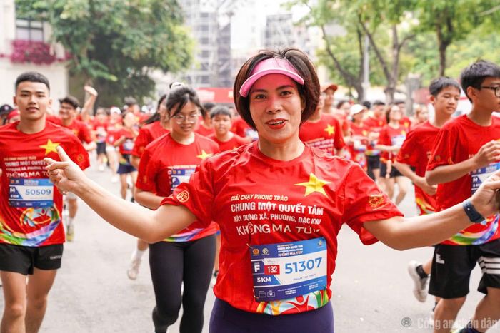Nụ cười rạng rỡ cùng những bước chạy mang theo quyết tâm ngăn chặn và đẩy lùi tệ nạn ma túy.