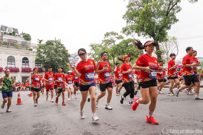 Người dân Thủ đô hào hứng với giải chạy sáng thứ Bảy bên hồ Hoàn Kiếm.