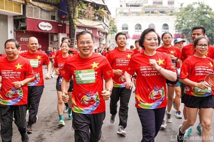 Phó Thủ tướng Phạm Thị Thanh Trà cùng Thứ trưởng Bộ Công an Nguyễn Văn Long và người dân tham gia giải chạy.