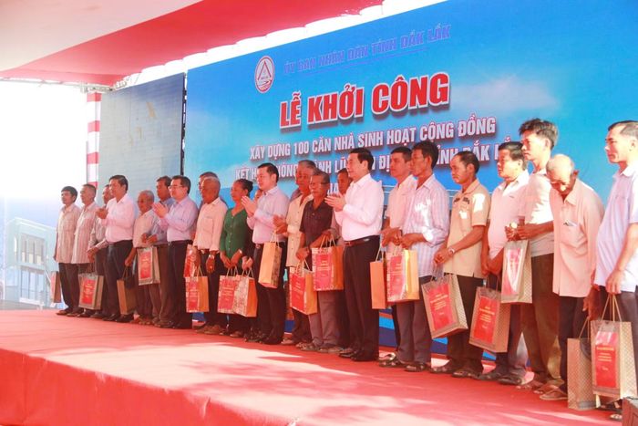 Phó Thủ tướng Chính phủ Phan Văn Giang; Trưởng Ban Chính sách chiến lược Trung ương Nguyễn Thanh Nghị cùng lãnh đạo Tỉnh ủy, UBND tỉnh Đắk Lắk trao tặng quà cho một số người dân ở thôn Phú Hữu, xã Hòa Thịnh.