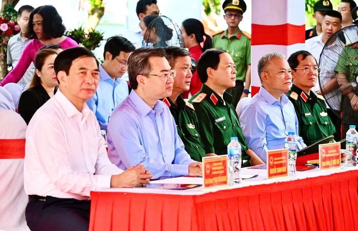 Phó Thủ tướng Chính phủ Phan Văn Giang; Trưởng Ban Chính sách chiến lược Trung ương Nguyễn Thanh Nghị tại buổi lễ khởi công.