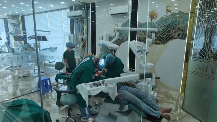 Nhân viên Nha khoa Quốc tế Tuệ Minh trực tiếp can thiệp kỹ thuật răng cho khách hàng nhưng không có chứng chỉ hành nghề chuyên khoa.