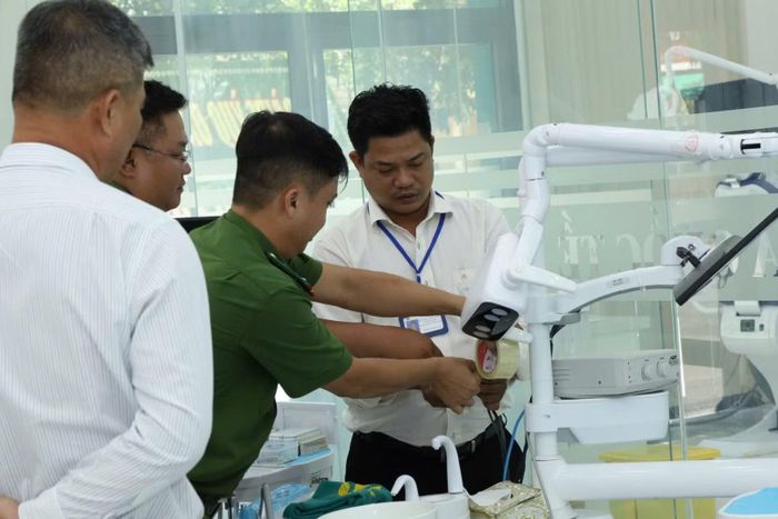 Đoàn kiểm tra niêm phong toàn bộ máy móc, trang thiết bị y tế tại Nha khoa Quốc tế Tuệ Minh.