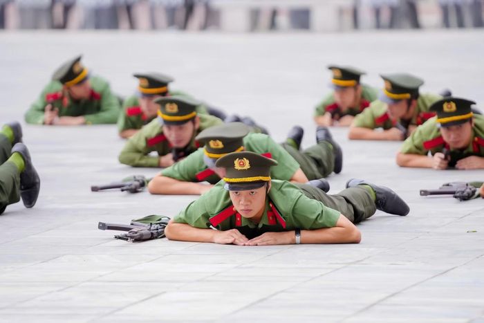 Học viên thực hiện kỹ thuật chiến đấu bộ binh.