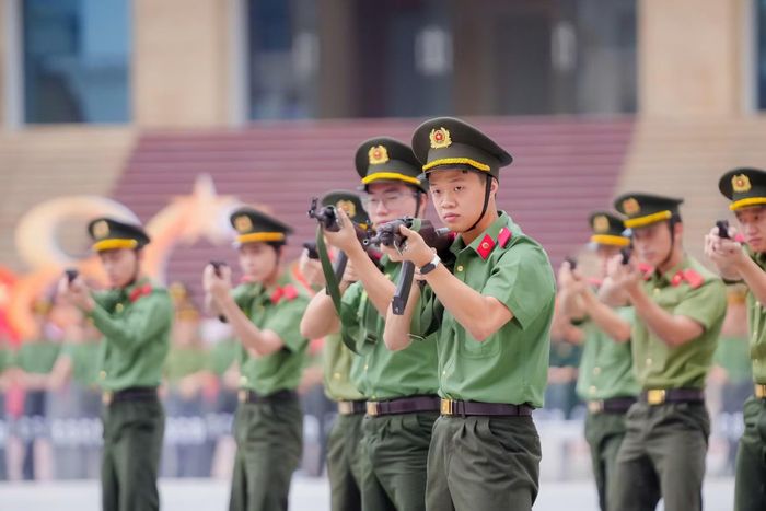 Học viên thực hiện kỹ thuật chiến đấu, bảo vệ mục tiêu.