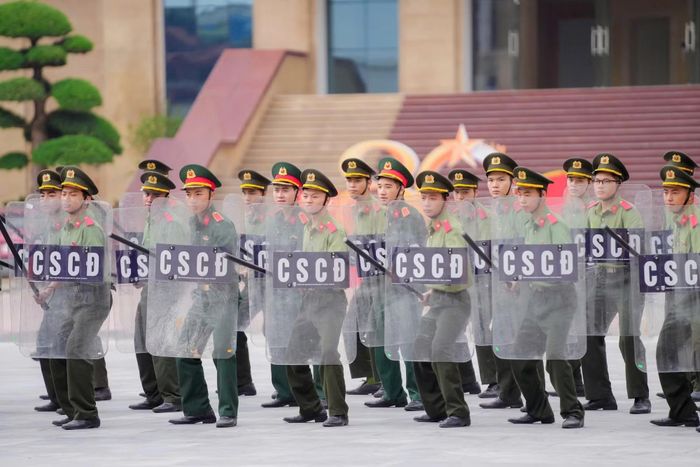 Học viên thực hiện kỹ năng sử dụng vũ khí và công cụ hỗ trợ.