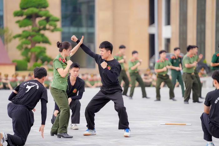 Các học viên biểu diễn võ thuật Công an nhân dân.