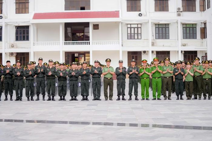 Các đại biểu và lãnh đạo, chỉ huy Trung đoàn DBCĐ Học viện ANND chụp ảnh lưu niệm với các học viên.