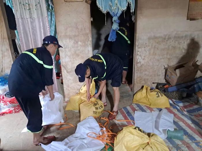  Cùng thời điểm, Phòng Cảnh sát phòng cháy, chữa cháy và cứu nạn, cứu hộ đã điều động CBCS thuộc Đội Công tác chữa cháy và cứu nạn, cứu hộ Khu vực I chia thành nhiều tổ công tác đến các xóm Mã Quan, Nà Tẻng và xóm 6 Bế Triều, xã Hòa An để hỗ trợ nhân dân. Lực lượng chức năng trực tiếp giúp các hộ dân di chuyển tài sản, vật nuôi, gia súc lên vị trí cao; đồng thời hỗ trợ người già, trẻ nhỏ đến nơi an toàn, góp phần giảm thiểu thiệt hại do mưa lũ gây ra. 