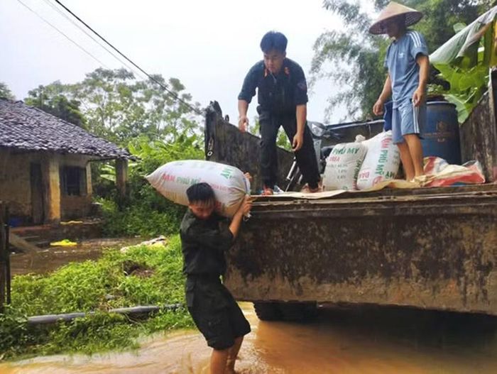 Tại các khu vực bị ngập trên địa bàn xã Hòa An, Phòng Cảnh sát cơ động huy động CBCS nhanh chóng có mặt tại hiện trường, trực tiếp hỗ trợ người dân di chuyển lương thực, tài sản, vật dụng thiết yếu đến nơi an toàn; đồng thời giúp người già, trẻ nhỏ và các trường hợp khó khăn sơ tán khỏi khu vực ngập sâu.