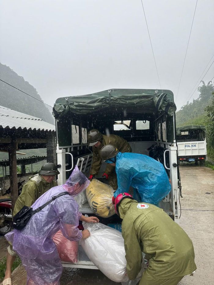 Công an phường Thục Phán hỗ trợ người dân di chuyển tài sản trước nguy cơ ngập lụt.