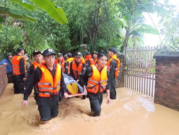 Đặc biệt, sau khi nhận tin báo về trường hợp ông Hoàng Anh (SN 1931), trú tại xóm Nà Tẻng bị tai biến, không thể tự di chuyển trong khi nước lũ đã chia cắt khu vực nhà ở, lực lượng Cảnh sát cơ động đã sử dụng cáng cứu hộ tiếp cận hiện trường, kịp thời đưa người bệnh ra khỏi vùng nguy hiểm, bảo đảm an toàn.