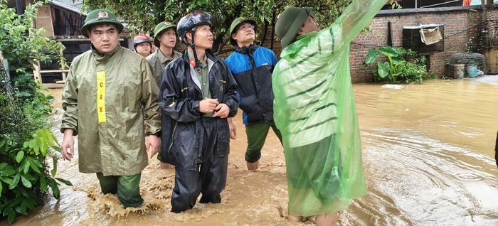  Tại xã Hòa An, Công an xã khẩn trương triển khai lực lượng đến các khu vực xung yếu, phối hợp với chính quyền địa phương, lực lượng quân sự, dân quân và các đoàn thể hỗ trợ người dân di dời người, tài sản, vật nuôi và các vật dụng thiết yếu đến nơi an toàn. Cùng với đó, lực lượng Công an tăng cường tuần tra, kiểm soát tại các cầu tràn, ngầm tràn, khu vực ngập úng; tổ chức cảnh báo, hướng dẫn người dân không di chuyển qua nơi nước chảy xiết nhằm bảo đảm an toàn tính mạng. 