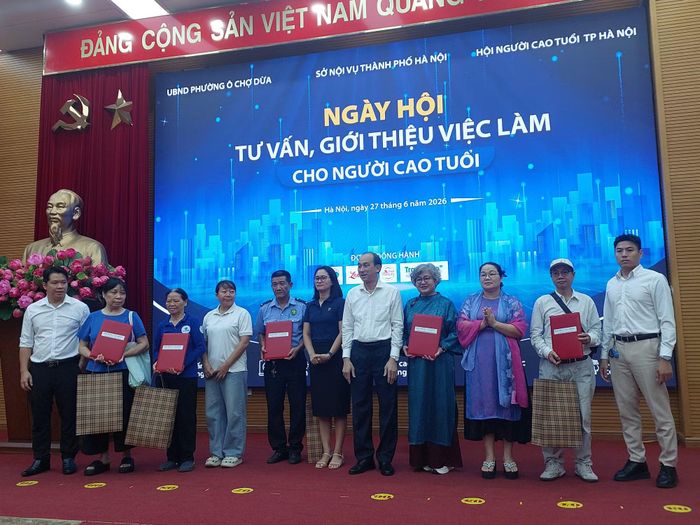Nhiều lao động cao tuổi đã nhận được hợp đồng lao động trực tiếp tại phiên.