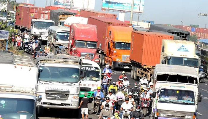 Quá tải trên tuyến vận tải hàng hóa giữa 2 thành phố