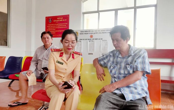Cán bộ Phòng CSGT hướng dẫn người dân cài đặt, sử dụng ứng dụng VNeTraffic.