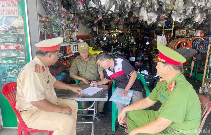 Công an phường Láng Tròn kiểm tra, tuyên truyền và cho chủ cơ sở ký cam kết không vi phạm liên quan đến hành vi “binh, độ xe”.