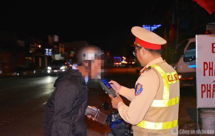 Lực lượng CSGT Công an tỉnh Cà Mau kiểm tra nồng độ cồn đối với người điều khiển phương tiện.