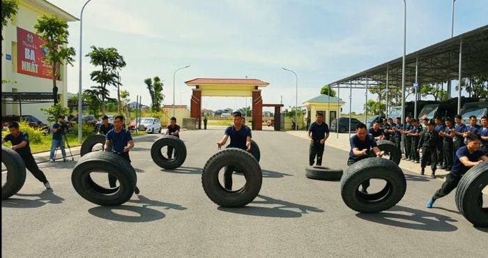 Điểm nổi bật của khóa huấn luyện là việc kết hợp giữa rèn luyện thể lực với kỹ năng chiến đấu thực tiễn. Nhiều nội dung huấn luyện có cường độ cao như chạy bền, lật lốp ô tô, kéo lốp, vác gỗ, các bài tập sức mạnh và phối hợp tổ, nhóm đã giúp học viên nâng cao sức bền, khả năng chịu đựng áp lực và tinh thần hiệp đồng tác chiến.