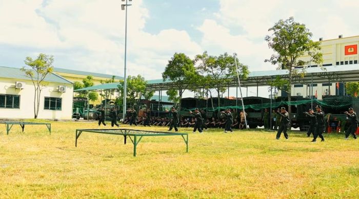 Bên cạnh các nội dung huấn luyện thực hành, học viên còn được bồi dưỡng 19 chuyên đề nghiệp vụ do các phòng nghiệp vụ trực tiếp giảng dạy. Những kiến thức mới về an ninh mạng, ứng dụng trí tuệ nhân tạo trong công tác Công an, công tác truy nã, truy tìm hay kỹ năng xử lý các tình huống phức tạp về ANTT đã góp phần bổ sung hành trang cần thiết để cán bộ, chiến sĩ vận dụng hiệu quả vào thực tiễn công tác sau khi trở về đơn vị.