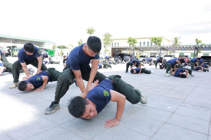 Lớp Tác chiến 2 được tổ chức trong điều kiện thời tiết nắng nóng kéo dài, cường độ huấn luyện cao và nhiều nội dung khó hơn so với trước đây. Tuy nhiên, kết quả đạt được cho thấy chương trình huấn luyện đã đi đúng hướng, thiết thực hơn, sát thực tế hơn và tạo được chuyển biến thực chất trong việc nâng cao tính vũ trang, năng lực chiến đấu cho cán bộ, chiến sĩ.