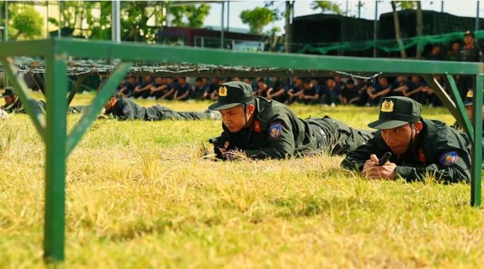 Lớp học được tổ chức trong bối cảnh mới, yêu cầu nhiệm vụ đặt ra đòi hỏi lực lượng CAND không chỉ trình độ nghiệp vụ vững vàng mà mỗi cán bộ, chiến sĩ phải có thể lực tốt, kỹ năng chiến đấu thành thạo và khả năng xử lý hiệu quả các tình huống phát sinh trong thực tiễn công tác.
