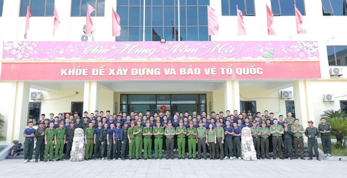 Những kiến thức, kỹ năng được trang bị từ lớp Tác chiến 2 sẽ trở thành hành trang quan trọng để mỗi cán bộ, chiến sĩ sẵn sàng nhận và hoàn thành tốt mọi nhiệm vụ được giao, góp phần bảo vệ vững chắc an ninh quốc gia, giữ gìn trật tự, an toàn xã hội trong tình hình mới. (Trong ảnh: Ban Giám đốc Công an tỉnh Hà Tĩnh chụp ảnh lưu niệm với các học viên khóa Tác chiến 2).
