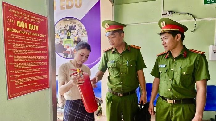 Công an xã Triệu Bình hướng dẫn người dân sử dụng thiết bị chữa cháy.