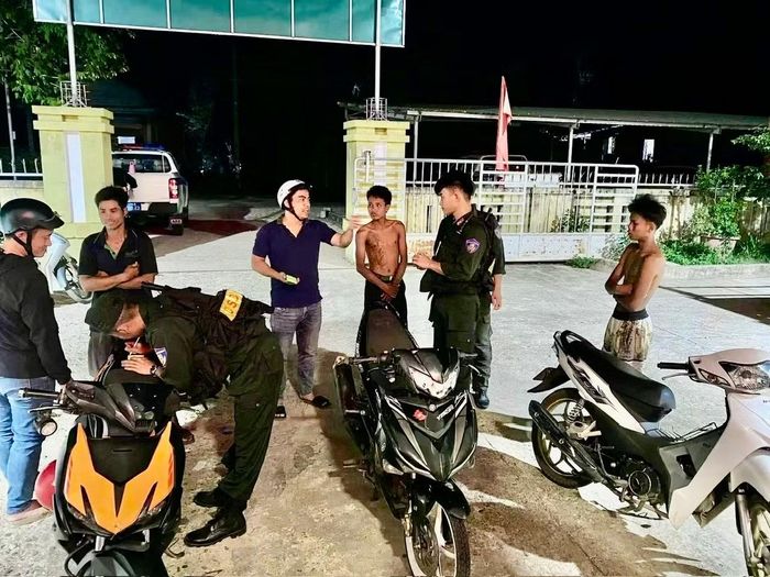 Công an xã Lìa xử lý các trường hợp vi phạm Luật Giao thông đường bộ.