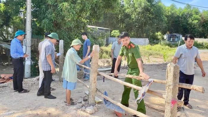 Công an và gia đình ông Q tháo dỡ vật cản.
