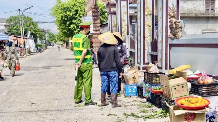 Công an xã Nam Hải Lăng nhắc nhở, tuyên truyền người dân giữ gìn lòng đường, vỉa hè thông thoáng.