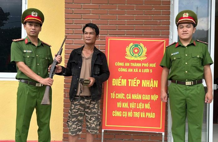 Ông Trần Văn Chính (ở thôn Giồng, xã A Lưới 5) mang súng tự chế đến Công an xã giao nộp.